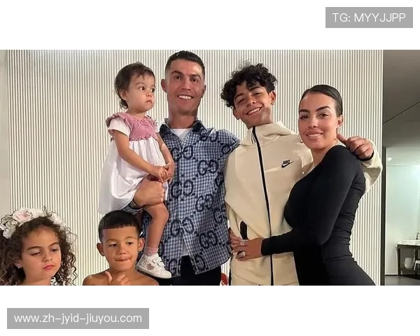 辟谣网传C罗15岁儿子迷你罗交往27岁模特原图实为乔治娜合影